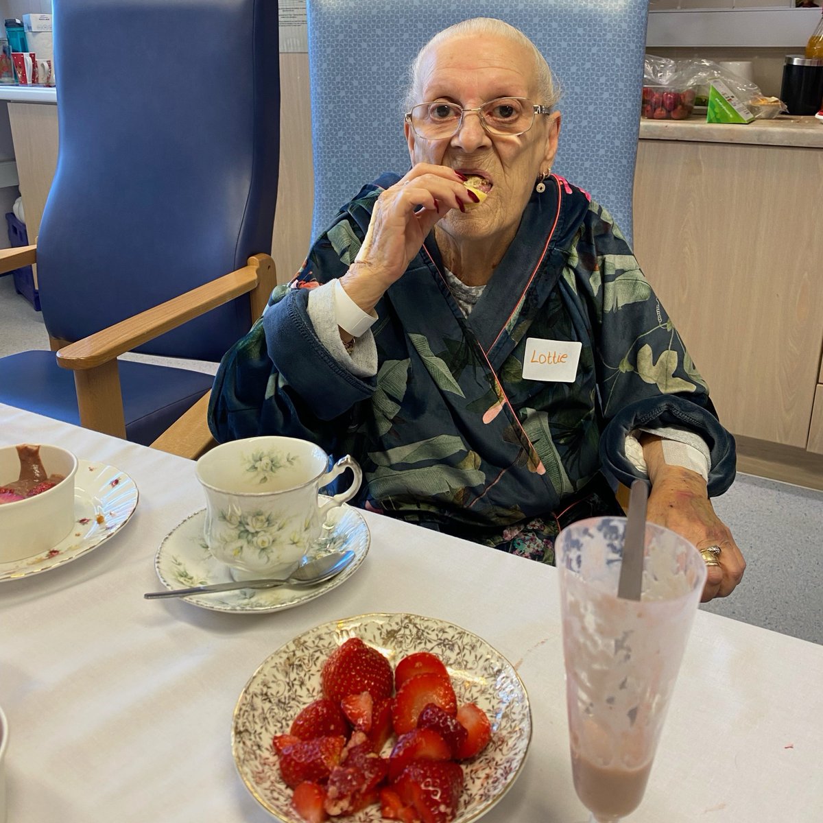 nottmhospitals's tweet photo. This is a Dementia Tea Party, which take place monthly on B47 in the QMC. 🍰 ☕

Research shows that providing the right environment &amp; food, it can help prolong a person’s independence &amp; stimulate them to eat more frequently.

Funding has been kindly provided by @NUHCharity 😀 https://t.co/KWmcOAKvfm