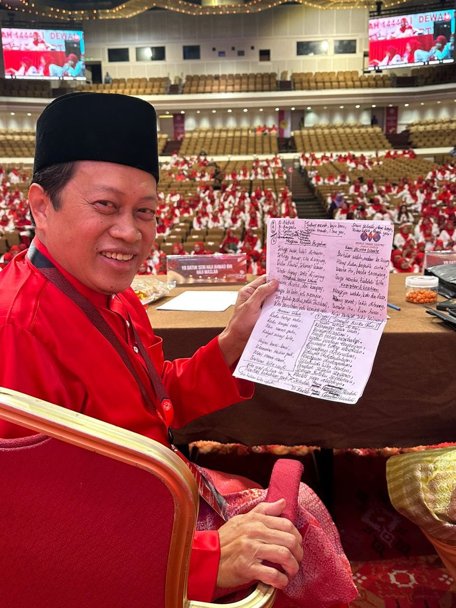 ahmadmaslan's tweet photo. 6 rangkap #pantun,
Ciptaan sendiri,
Tulisan tangan sendiri.
Dibacakan ketika berucap ringkas di #PAU2023, Perhimpunan Agung #Wanita #UMNO #Malaysia pada 8/6/23 di #DewanMerdeka #WTCKL https://t.co/0beuBqbS8r