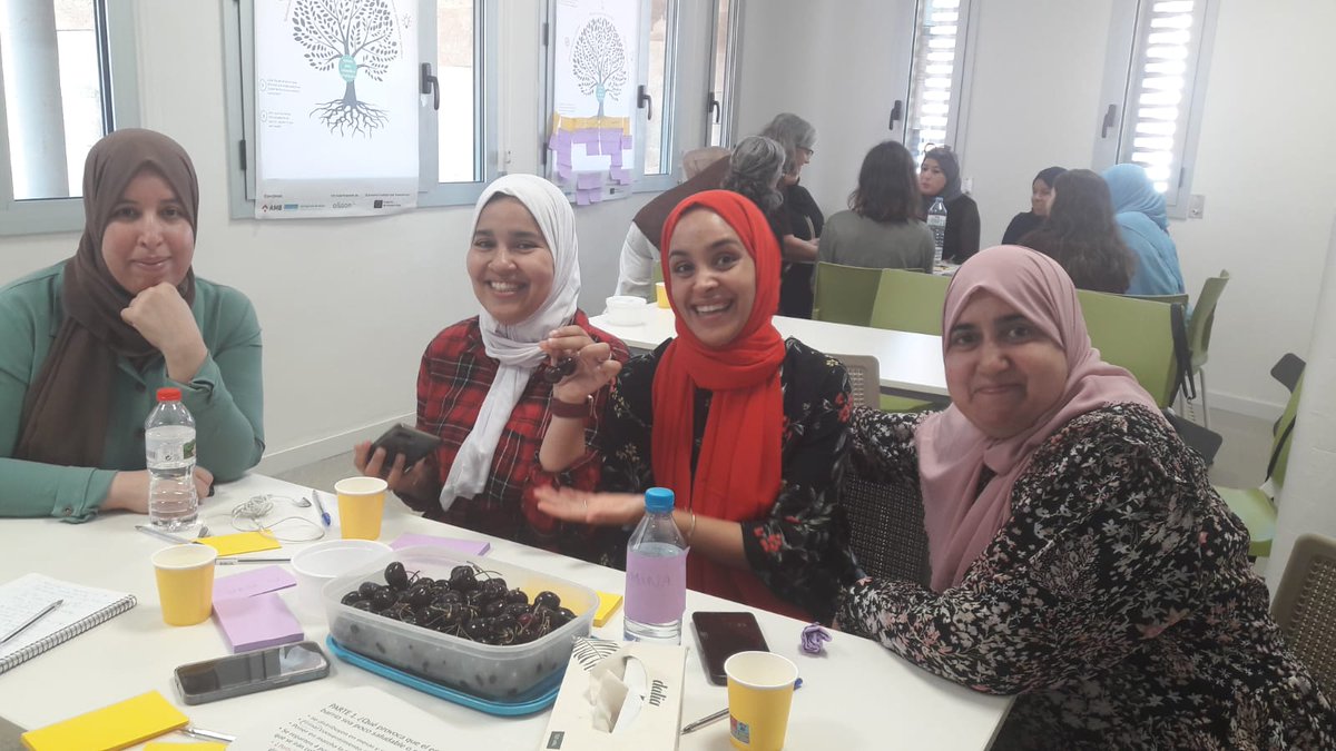 xarxavalors_sc's tweet photo. Dones del barri de Fondo participen en un taller sobre alimentació saludable, sostenible i de proximitat com a part del projecte #FoodCLIC, per escoltar la seva visió sobre les problemàtiques d'accés a l'alimentació saludable i les seves possibles solucions #LaConvivenciaEsVida https://t.co/HlXY46gdEJ
