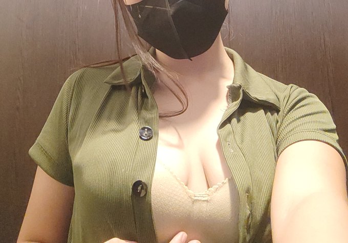 Photos from mall dressing room https://t.co/ECu2zdTmaS