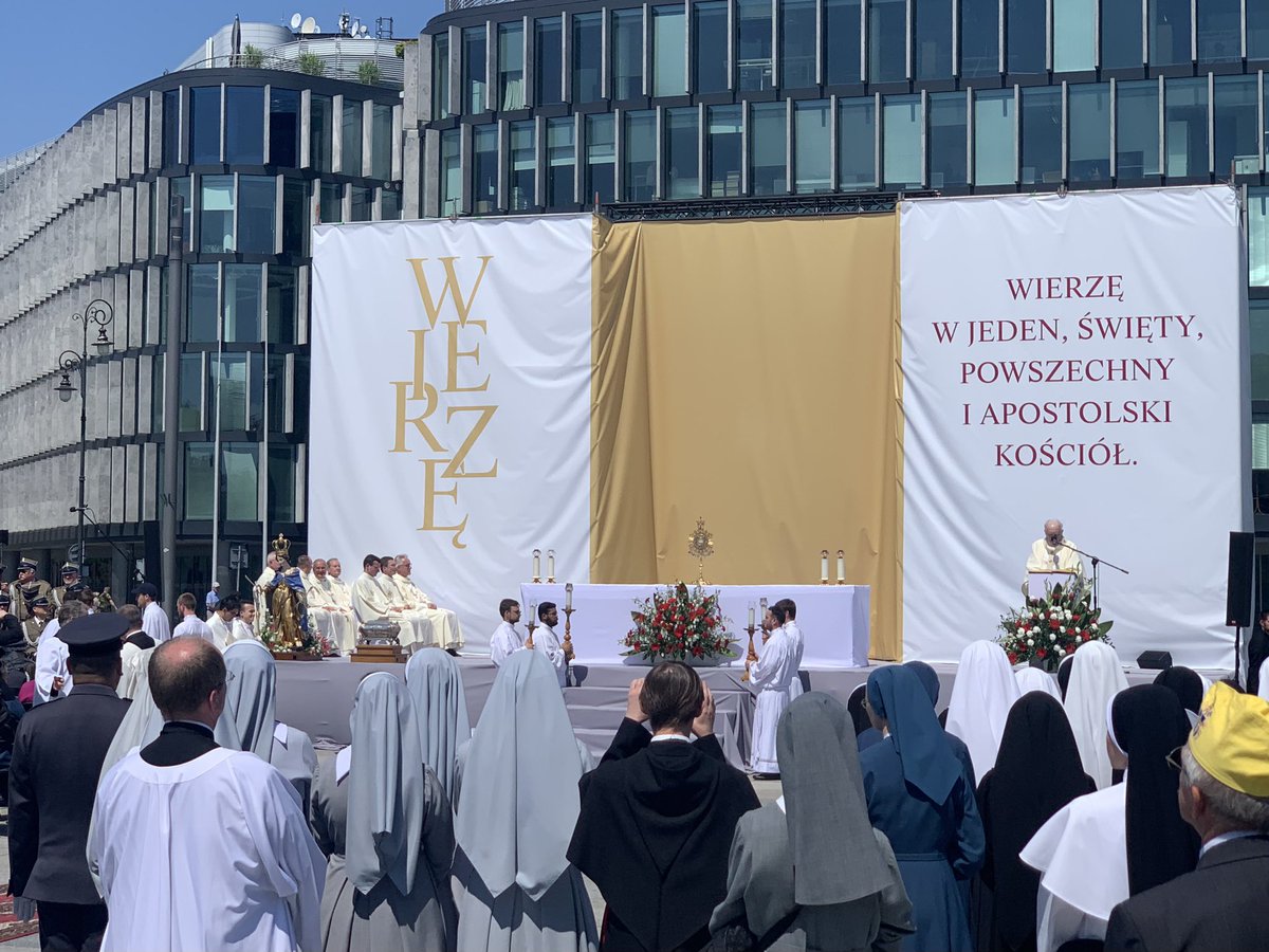 EpiskopatNews's tweet image. Kościół jest potrzebny współczesnemu światu, jako głoszący ewangeliczne prawo miłości, sprawiedliwości i pokoju wszystkim ochrzczonym i ludziom dobrej woli - powiedział kard. Kazimierz #Nycz w homilii na zakończenie centralnej procesji eucharystycznej w @ArchWarszawska.