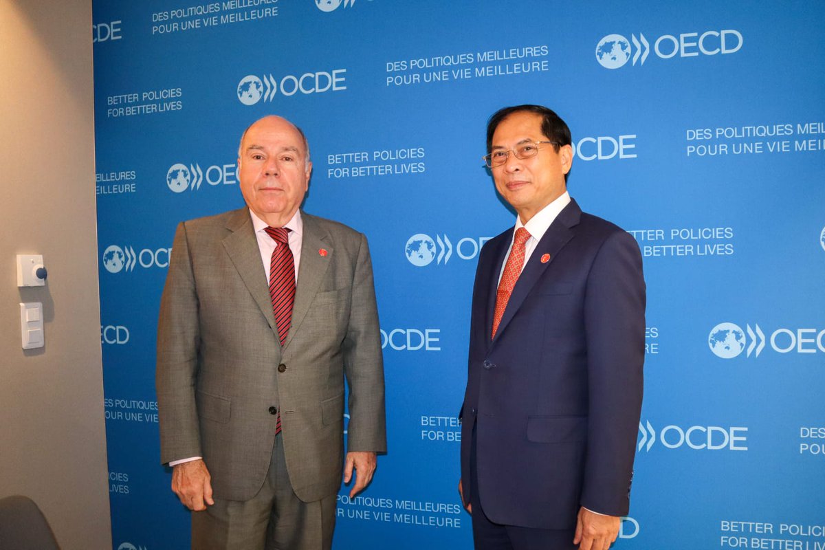 O Ministro Mauro Vieira manteve hoje, à margem da mini-Ministerial da OMC, em Paris, encontro bilateral com o Ministro das Relações Exteriores do Vietnã 🇻🇳, Bui Thanh Son.@FMBuiThanhSon