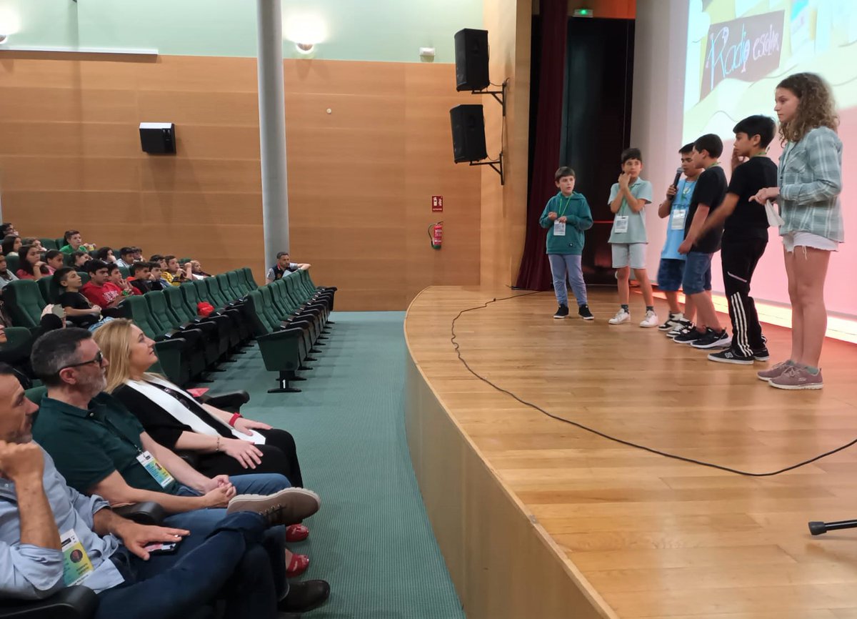 La consejera <a href="/lydiaespina/">Lydia Espina ツ</a> ha inaugurado en Gijón/Xixón el Congreso Escolar de Innovación Educativa en Ciencias del Espacio, en el que se muestran el trabajo que cinco centros: @CPCabuenesCP, Manuel Álvarez Iglesias (Salinas), <a href="/ColegioGauzon/">Colegio Público Castillo de Gauzón Raíces</a>, <a href="/cpllaranes/">C.P. Llaranes</a> y Santa Barbara (Lugones)