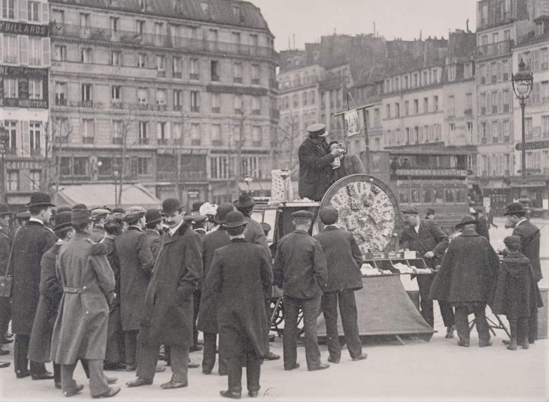 ParisAMDParis's tweet photo. Louis Vert. 
Arracheur de dents en pleine action avec en dessous une loterie 
c.1903. Paris https://t.co/YtOpubGjer
