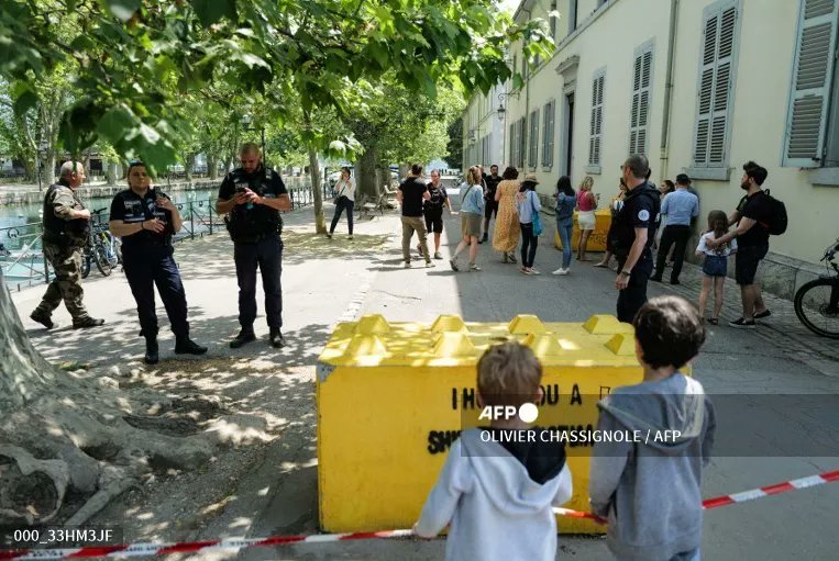 #EsNoticia | Hombre hirió a seis niños en un ataque con cuchillo en Francia 🇫🇷 evtv.online/destacados/hom… #NoticiasEVTV #08Junio