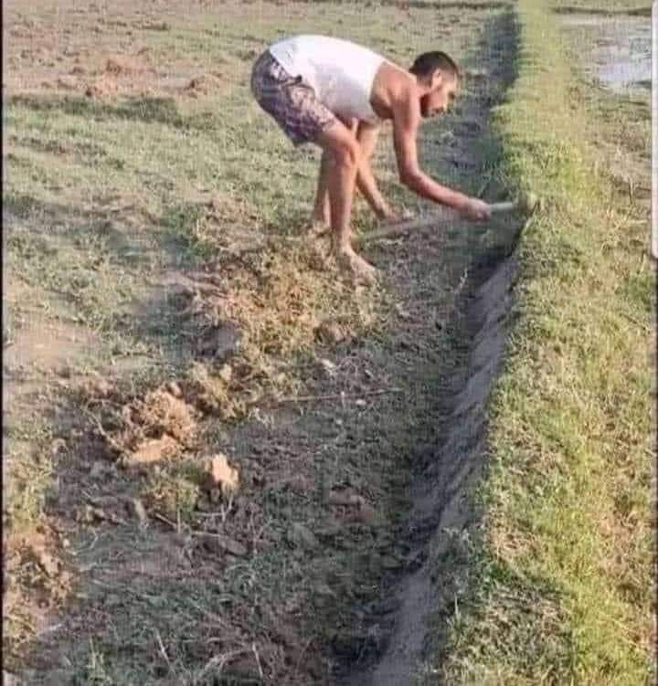 INDVivekPandey_'s tweet photo. आपको लग रहा होगा कि खेत की मेड़ काट रहा यह व्यक्ति बेईमान है यह व्यक्ति नीच है लेकिन यह व्यक्ति भारत की अर्थव्यवस्था का एक बहुत बड़ा आधार है बहुत बड़ा स्तंभ है ...!

इस अकेले एक व्यक्ति की वजह से कितने लोगों को रोजगार मिलेगा क्या आपने कभी सोचा है... ??

वकील,  पुलिस , कोर्ट पेशकार, जज , टाइपिस्ट, स्टेनो, चपरासी, तहसीलदार, लेखपाल, प्रधान और उसके आसपास के चाय वाले ढाबे रिक्शे वाला समोसे वाले वाला... प्राइवेट बस जीप और पता नही क्या क्या यह सारी व्यवस्थाएं अकेले इसी व्यक्ति के दम पर चलती हैं....!