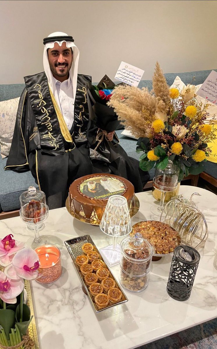 نُبارك للدكتور / معاذ بن عبدالله بن لويفي المخلفي الحربي  بمناسبة تخرجه من جامعة القصيم وحصوله على درجة البكالوريوس في تخصص الطب والجراحة العامة
سائلين الله له التوفيق والسداد