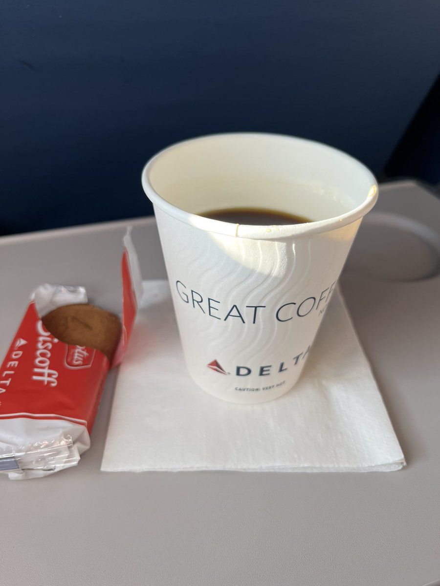 What’s your go to airplane snack? Mine is almost always coffee and biscoff but I’m also a fan of coke and pretzels 🥨
