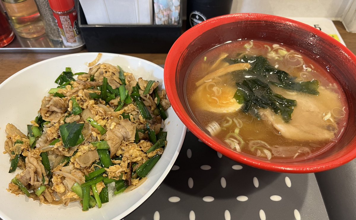 実家近くのラーメン矢。あごだしラーメンと肉ニラ丼。スープにコクあり😊