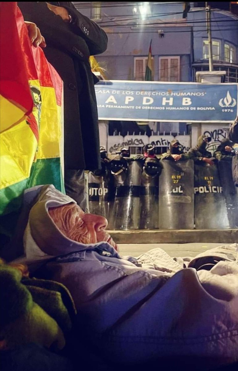 ClauSorucopress's tweet photo. Amparo Carvajal, de 84 años, es la presidenta de la Asamblea Permanente de Derechos Humanos de Bolivia, sin embargo está en la calle porque un grupo de afines al partido de Gobierno encabezado por Edgar Salazar tomó a la fuerza sus oficinas y la policía protege a los delincuentes https://t.co/3ogMViSgBq