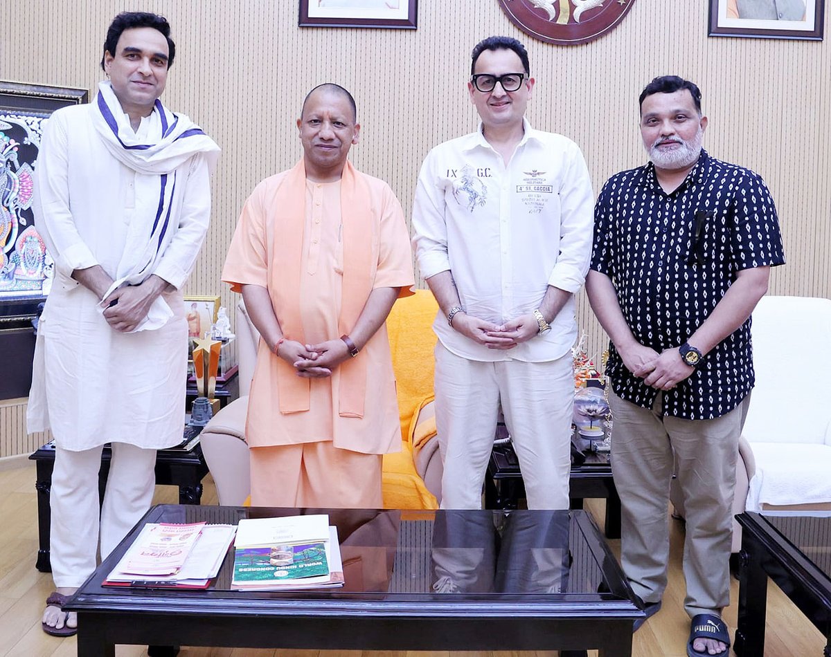 myogioffice's tweet photo. मुख्यमंत्री श्री @myogiadityanath जी महाराज से आज लखनऊ स्थित उनके सरकारी आवास पर प्रसिद्ध अभिनेता श्री पंकज त्रिपाठी जी, फिल्म निर्माता श्री विनोद भानुशाली जी और फिल्म निर्देशक श्री रवी जाधव जी ने शिष्टाचार भेंट की।

@TripathiiPankaj
@vinodbhanu
@meranamravi https://t.co/6KKnTGYi9M