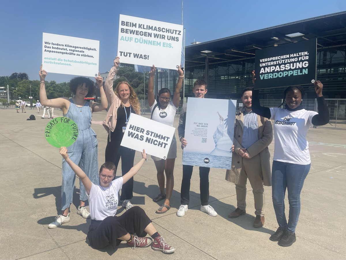 Hallo aus Bonn! #ONEActivists sind bei #BonnClimateConference dabei &amp; mischen sich ein. Länder des Globalen Südens müssen bei der Anpassung an den Klimawandel noch viel stärker unterstützt werden und es gibt wirklich überhaupt keine Zeit mehr zu verlieren! (1/x)