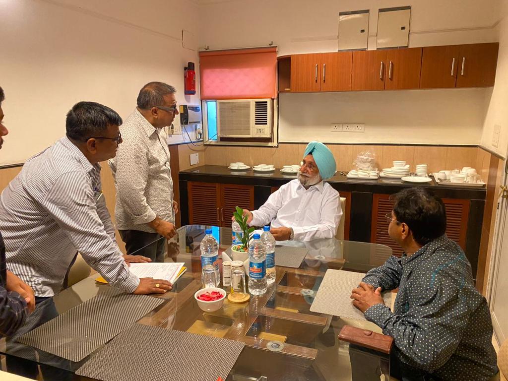 Kesari_Chand's tweet photo. राजसिंह चौधरी जी ने कांग्रेस के राजस्थान प्रभारी सुखविंदर सिंह रंधावा जी से मुलाकात की। रंधावा जी ने सकारात्मक आश्वासन दिया।

@ashokgehlot51
@LalitaKawa88523 @Rkk93580656 @babuji_prem @Rajnichoudhary_  @Iampankajjeph @SarkariBabu21 @PankajJangir_ @Deepali87281985 @Yukta_Sharma_YS https://t.co/Fllz2FxTKt