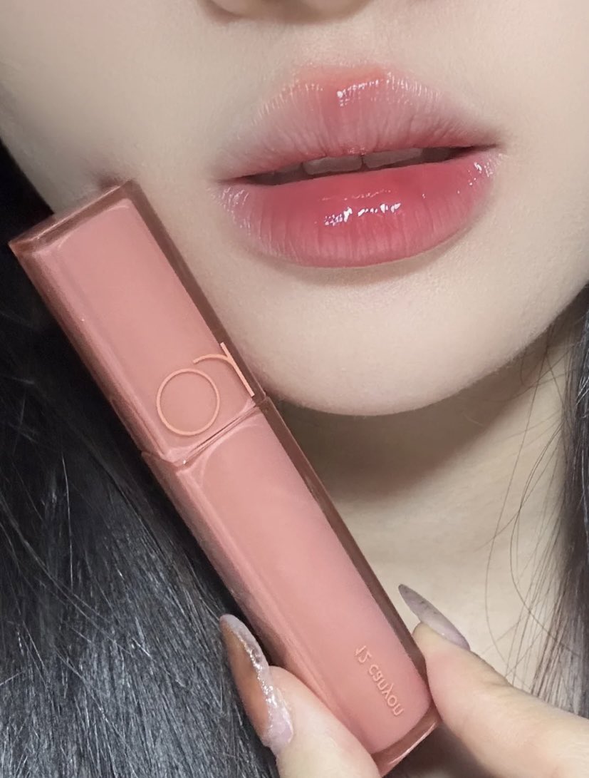 jeffbstore's tweet photo. 〰️Preorder〰️
🍒Rom&amp;nd Dewy Ful Water Tint🍒

💬 รับ 6 สีขายดี
02 SALTY PEACH
03 IF ROSE
09 COTTON MELBA
10 MURMUR PINK
12 CANYON
13 CUSTARD MAUVE

✖️Price : 199฿✖️

📌จ่ายตอนของมา แต่ห้ามเทน้า
📍ปิดรับ 10/6
(รอของ6-8week) #jeffbpre 

📎กรอกฟอร์ม>> https://t.co/VtQFFo7HIE https://t.co/F2qlkJg024