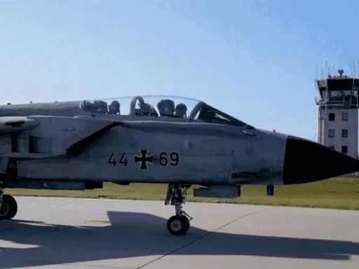 DainikBhaskar's tweet image. नाटो देशों की एयरफोर्स करेंगी सबसे बड़ा युद्धाभ्यास: 25 देशों के 220 मिलिट्री एयरक्राफ्ट लेंगे हिस्सा; जर्मनी बोला- रूस जैसे देशों को देंगे कड़ा संदेश
dainik-b.in/P6eknmjDsAb
#NATO #Military #AirExercise