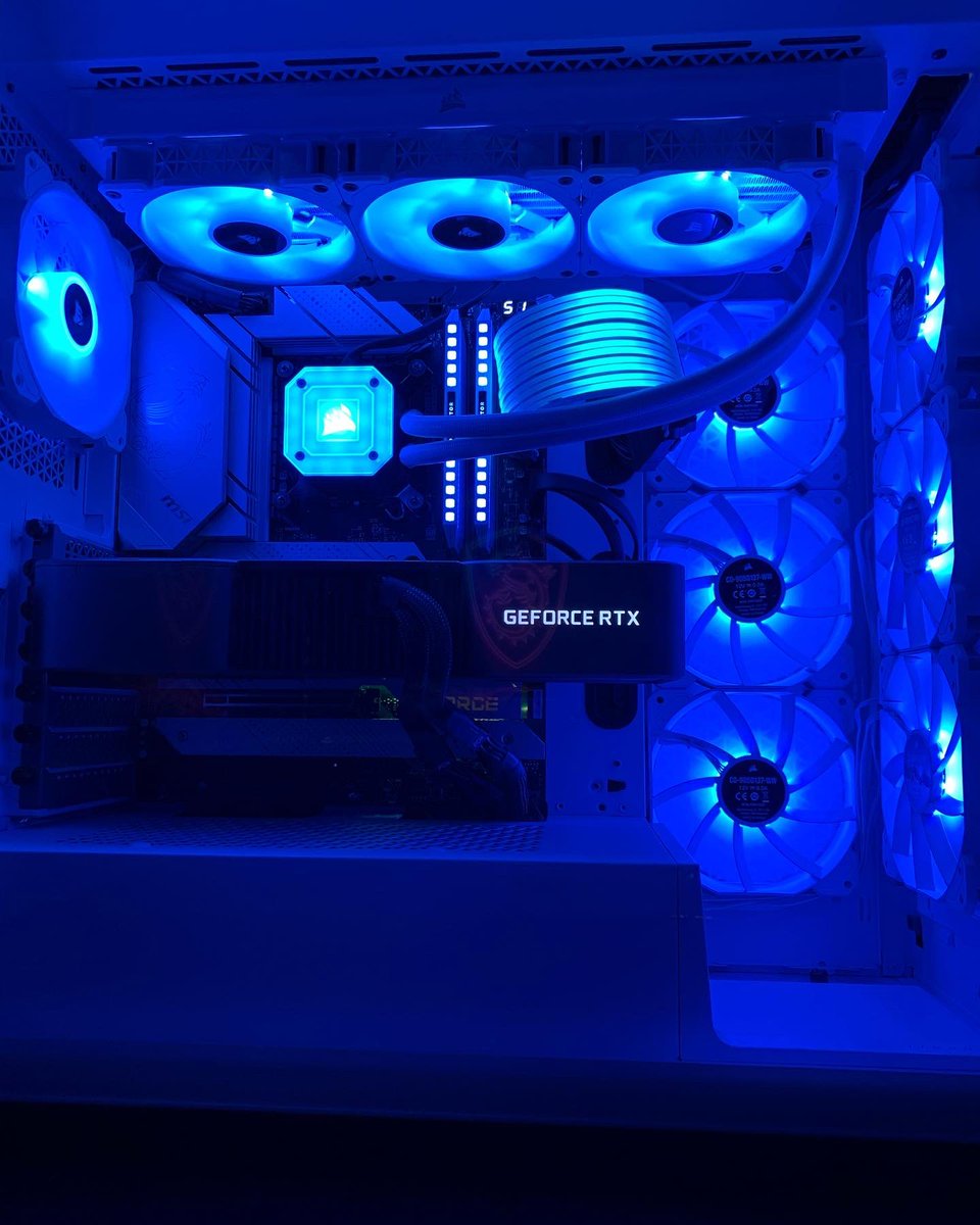 itsnnaoy's tweet photo. J’profites de la pause du midi pour rappeler que je build des PC et des Customs, et que je ne prends pas de commission (bénévolat par passion), les seuls frais supplémentaire sont les taux de l’URSSAF et l’impôt à 1.9% que j’payes en EI.
Tu payes une config, tu payes pas plus. https://t.co/2QpkybUEyj