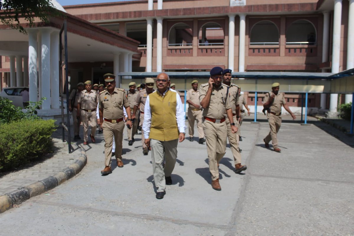 BagpatDm's tweet photo. आज जिला एवं सत्र न्यायालय परिसर की सुरक्षा व्यवस्था का @baghpat_sp के साथ  निरीक्षण किया।
@InfoDeptUP 
@CMOfficeUP https://t.co/f7JrKbYBZK