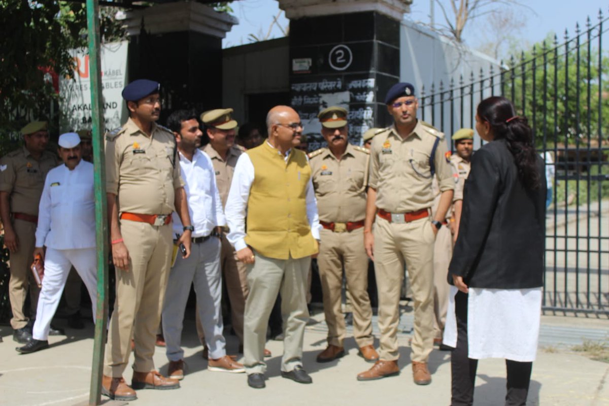 BagpatDm's tweet photo. आज जिला एवं सत्र न्यायालय परिसर की सुरक्षा व्यवस्था का @baghpat_sp के साथ  निरीक्षण किया।
@InfoDeptUP 
@CMOfficeUP https://t.co/f7JrKbYBZK