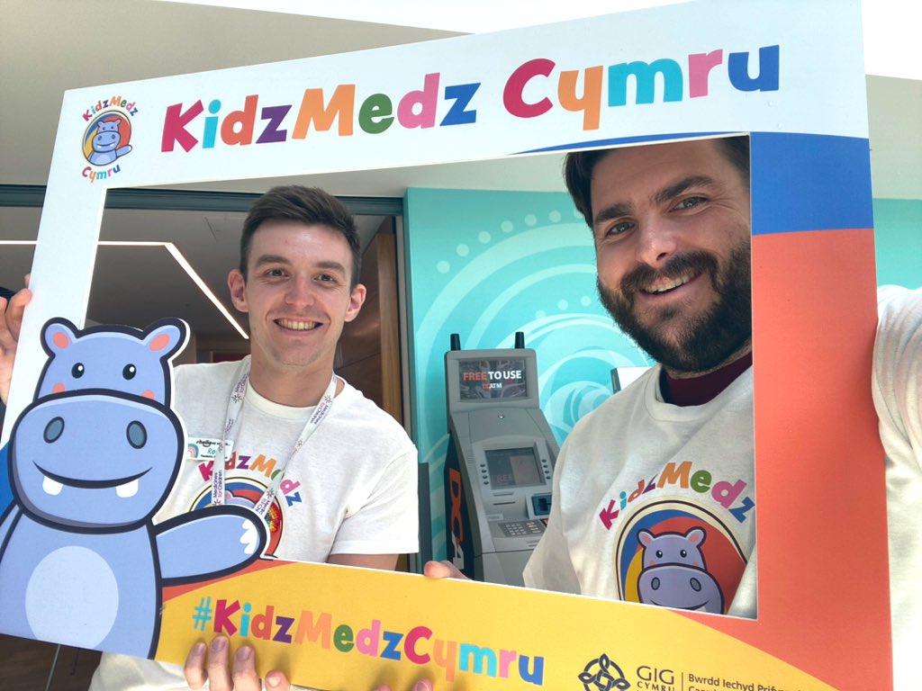 Pharmer_Tom's tweet photo. Modelling the #kidzmedzcymru t-shirt with @therossitron29! Get down to the stand in outpatient @cavcw and learn all about it https://t.co/YyR7BLvOuf