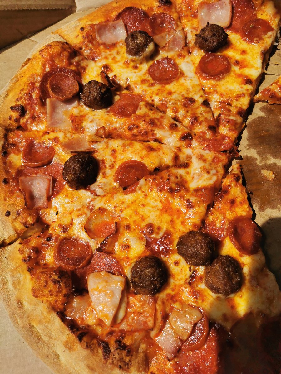 anderton_miss's tweet photo. @Dominos_UK the meat fielder is apparently packed with meat...2nd picture is what I received today. I've renamed it, Find the meat. https://t.co/FksjuAcD75