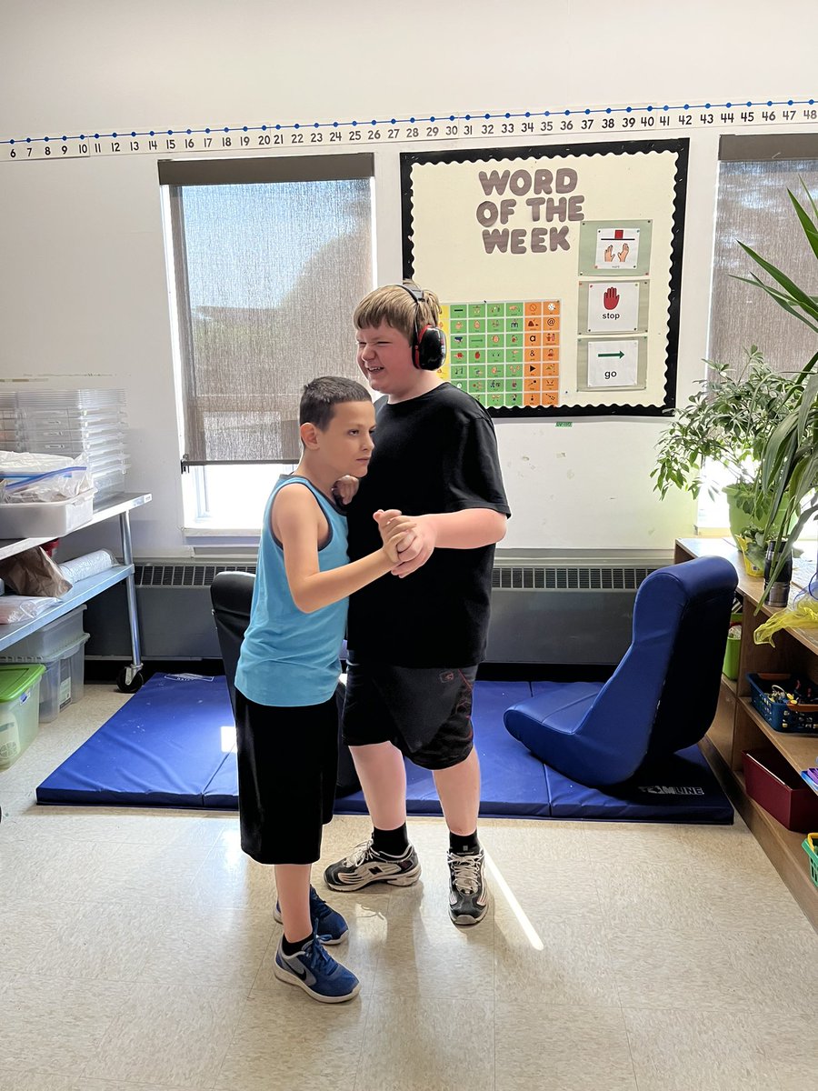 VPJenGatopoulos's tweet photo. It’s always a great time when Ms. @joanminnery comes to New Visions! Smiles, laughs, dancing, and happy tears were the themes today! ❤️🎶 @GEDSB @JH_Jayhawks #music #inspirational #AutismAwareness #MusicAppreciation #Dance https://t.co/JMMXeXlzan