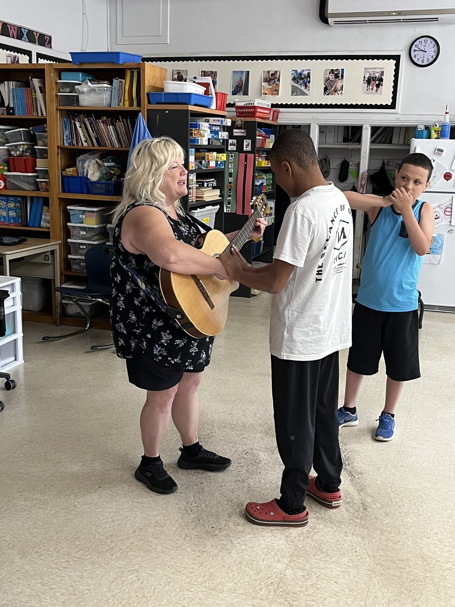 VPJenGatopoulos's tweet photo. It’s always a great time when Ms. @joanminnery comes to New Visions! Smiles, laughs, dancing, and happy tears were the themes today! ❤️🎶 @GEDSB @JH_Jayhawks #music #inspirational #AutismAwareness #MusicAppreciation #Dance https://t.co/JMMXeXlzan