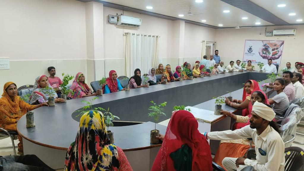 PMAYuRajasthan's tweet photo. पीएमएवाय-यू : नगर पालिका रायसिंहनगर में 47 पात्र लाभार्थियों को हुआ पहली किश्त अदाएगी के साथ पौधों का वितरण भी किया गया।
#pmay #pmayu #hfa #housingforall #pmaymp #pmayup https://t.co/rnwnAnYR7K