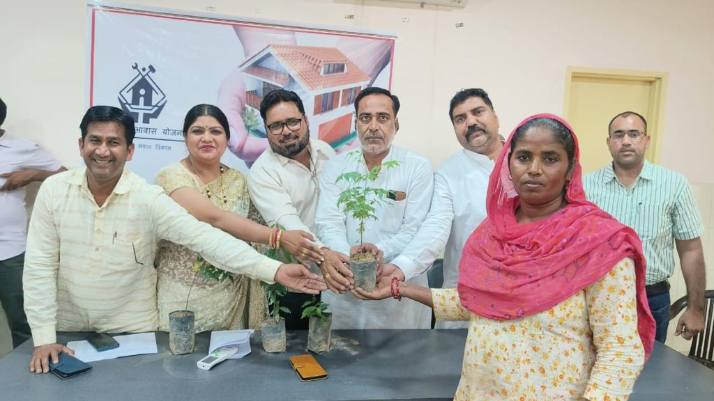 PMAYuRajasthan's tweet photo. पीएमएवाय-यू : नगर पालिका रायसिंहनगर में 47 पात्र लाभार्थियों को हुआ पहली किश्त अदाएगी के साथ पौधों का वितरण भी किया गया।
#pmay #pmayu #hfa #housingforall #pmaymp #pmayup https://t.co/rnwnAnYR7K