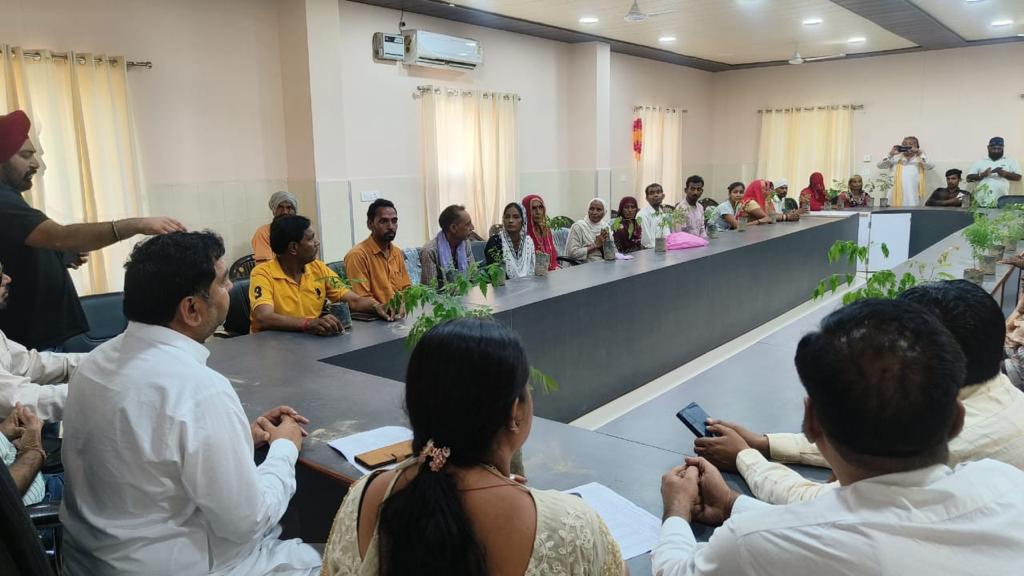 PMAYuRajasthan's tweet photo. पीएमएवाय-यू : नगर पालिका रायसिंहनगर में 47 पात्र लाभार्थियों को हुआ पहली किश्त अदाएगी के साथ पौधों का वितरण भी किया गया।
#pmay #pmayu #hfa #housingforall #pmaymp #pmayup https://t.co/rnwnAnYR7K