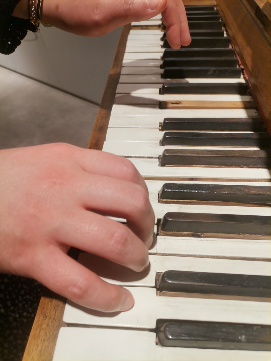 Dünyaca tanınan orkestra şefi ve piyanist Turan Manafzade'yi @manafzedeturan müzemizde ağırlamaktan onur duyduk. Değerli sanatçımız müzemiz koleksiyonunun en değerli parçalarından olan 1909 yılı yapım tarihli piyanomuzu görmekten mutluluk duydu.
#kastamonukentmuzesi