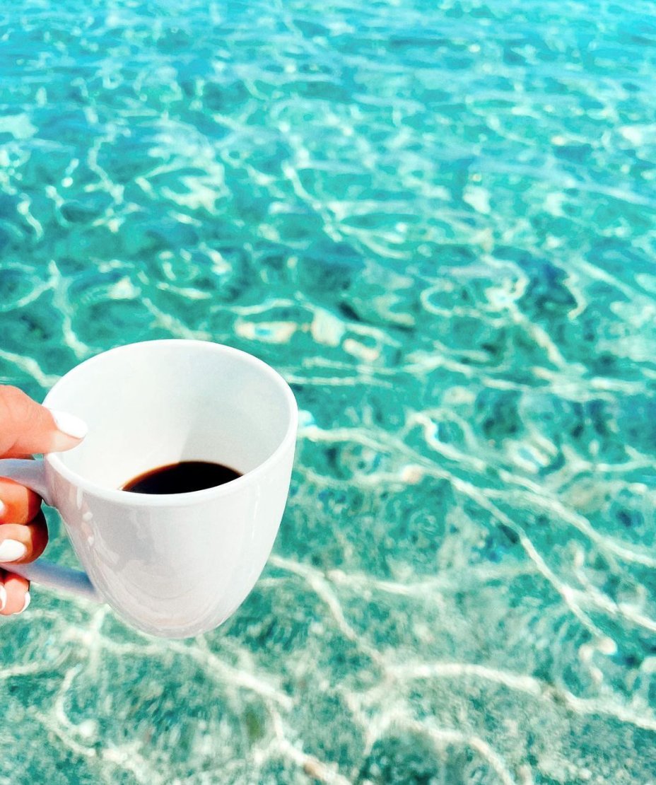 A cup of tea and gorgeous blue waters to start your morning right!

#Jamaicaexperiences #goodmorning