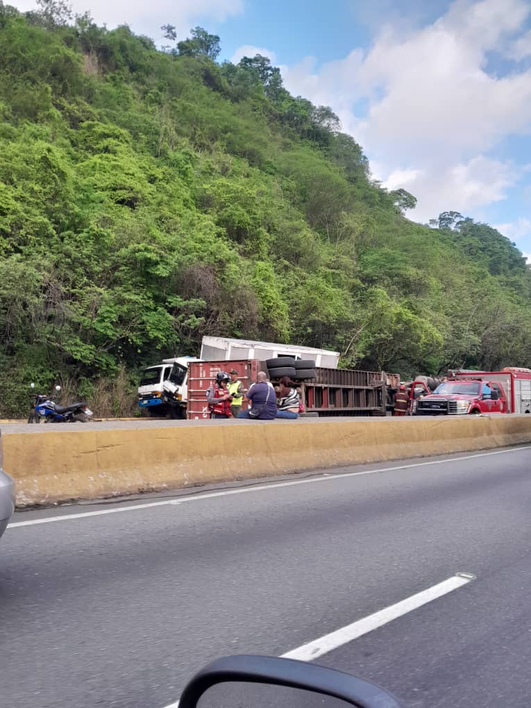 LidkRodelo's tweet photo. #8Jun 7AM | Conductores reportan accidente en la autopista #Petare #Guarenas a la altura de Araguaney. Involucrados 4 vehículos de carga pesada

El paso está bloqueado sentido Guarenas. Cola larga, con transito lento sentido Caracas

Reportan heridos

Autoridades en el sitio https://t.co/Y91CHdTxfb