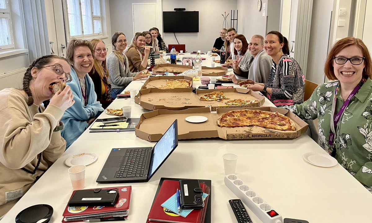 Tänään juhlistimme Pirha Pohjoisen alueen (Tampere) nuorten psykiatrisen tiimin loistavaa suoritusta viime kuukausilta. Mulla on ollut suuri ilo toimia heidän esihenkilönään viimeiset 8 kk. Kattokaa ny mitä porukkaa. Ihan huippuja! Joka aamu on mahtavaa tulla töihin🥰🧡<a href="/Pirha_fi/">Pirkanmaan hyvinvointialue</a>