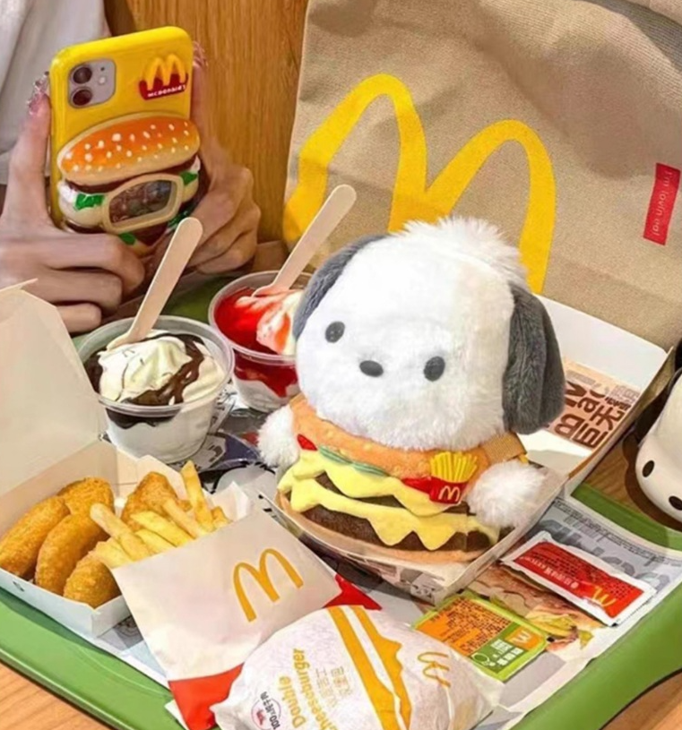 ccxxnks1's tweet photo. 🍔산리오 x 맥도날드 포차코 인형 출시🍔
ㅎ ㅏ....진짜 하찮고 귀여운 저 얼굴로..
맥도날드 옷을 입고 있따뇨....😖😖
제발 한국에서도 콜라보 해주라고ㅠ
지금 온라인 구매만 가능하고 한정수량!
+🔗(구매처는 타래에 있어요 ) https://t.co/DFErbPVDe8