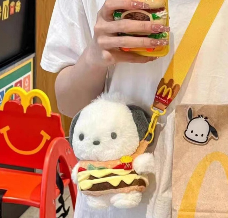 ccxxnks1's tweet photo. 🍔산리오 x 맥도날드 포차코 인형 출시🍔
ㅎ ㅏ....진짜 하찮고 귀여운 저 얼굴로..
맥도날드 옷을 입고 있따뇨....😖😖
제발 한국에서도 콜라보 해주라고ㅠ
지금 온라인 구매만 가능하고 한정수량!
+🔗(구매처는 타래에 있어요 ) https://t.co/DFErbPVDe8