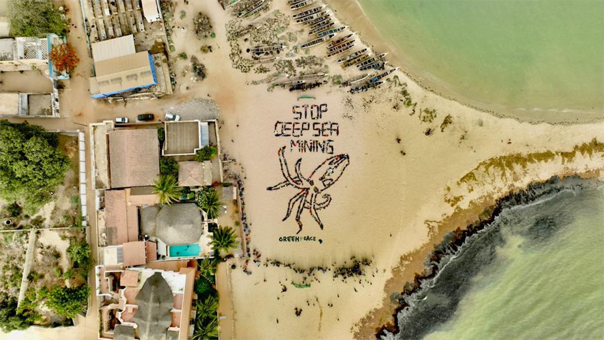 Greenpeaceafric's tweet photo. People power is beautiful. 😉🐙

Happy World Oceans Day! 🥳

On June 3rd, supporters and Greenpeace Africa volunteers from Senegal took action to call on governments to stop deep sea mining.

P.S. Can you make out the people in the photo?! 😍😃 https://t.co/WYBQSaPvOq