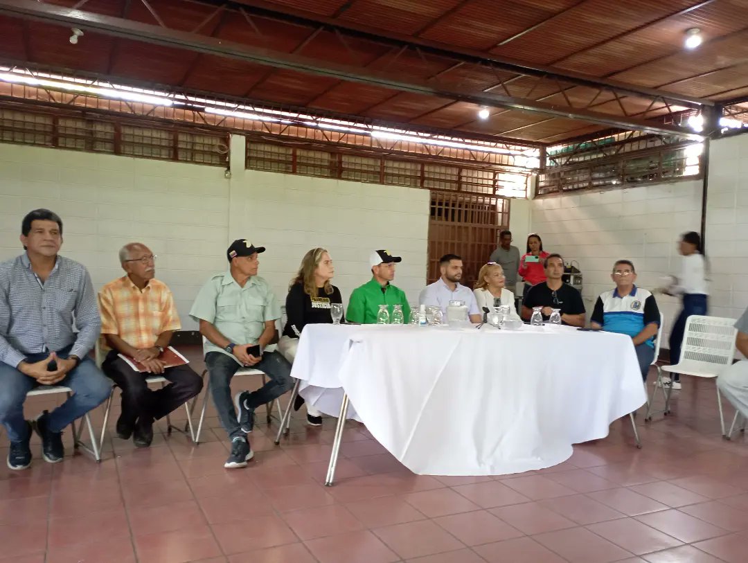 EDGAR_CARVALLO's tweet image. De visita en #Maracay @hcapriles en asamblea con representantes del magisterio aragueño, escuchando sus inquietudes, propuestas y estableciendo un compromiso con la educación como prioridad en su futura gestión en #LaVenezuelaDelEncuentro #7Junio @PJAraguaOficial @Pr1meroJusticia