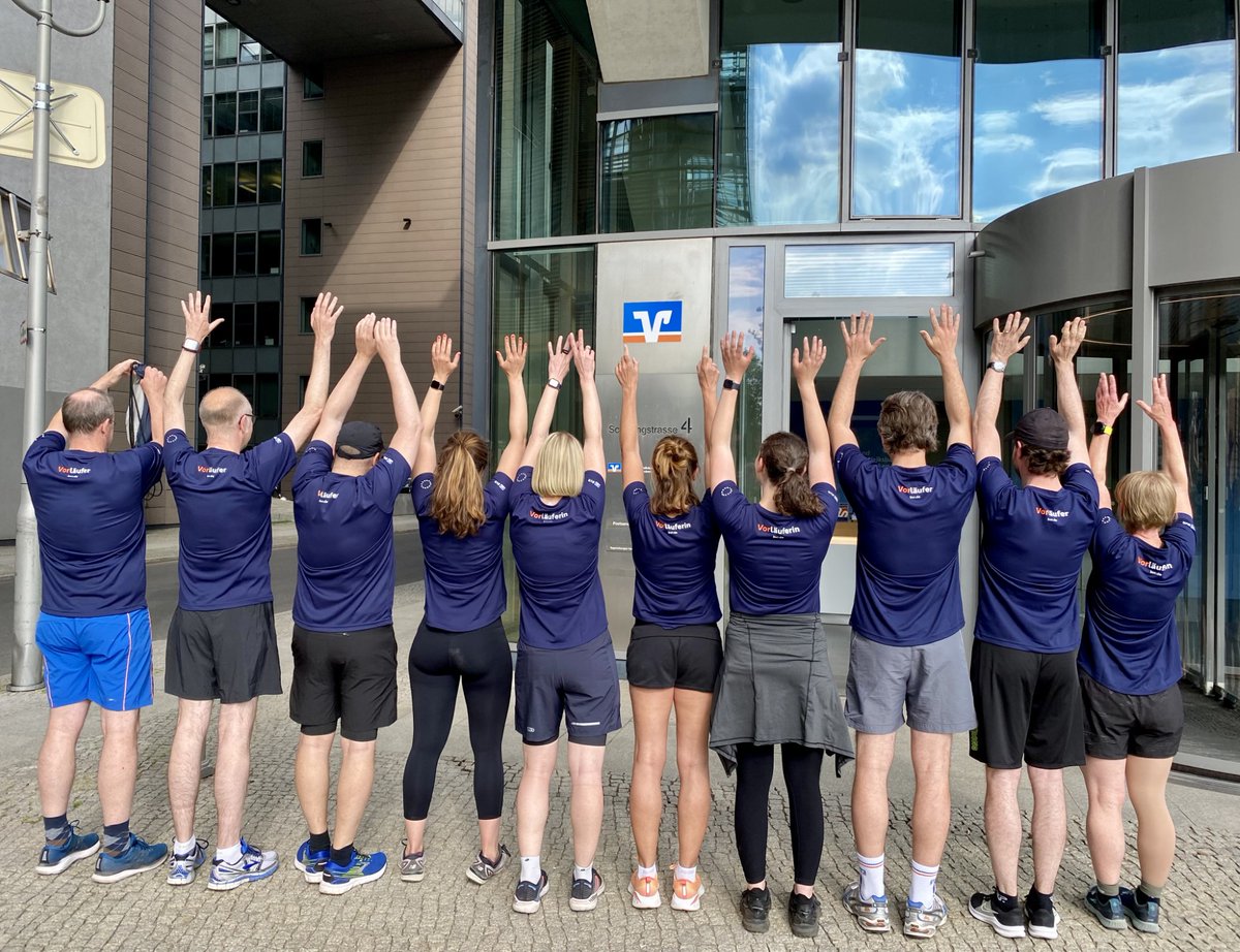 BVRPresse's tweet photo. Auf die Plätze, fertig, los, hieß es für das BVR-Lauf-Team. Bei der 5x5Km-#Teamstaffel ging es für die Kollegen durch den Berliner Tiergarten. #Berlin #TeamBVR #Sport https://t.co/DlMvV0PhJf