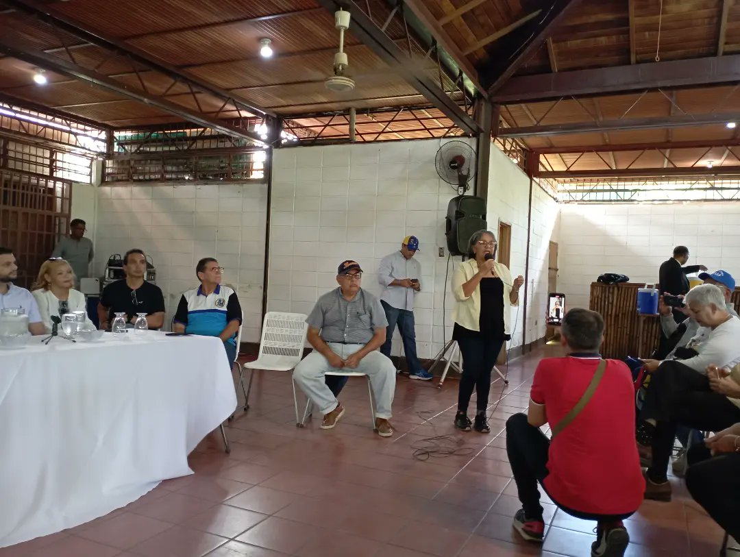 EDGAR_CARVALLO's tweet image. De visita en #Maracay @hcapriles en asamblea con representantes del magisterio aragueño, escuchando sus inquietudes, propuestas y estableciendo un compromiso con la educación como prioridad en su futura gestión en #LaVenezuelaDelEncuentro #7Junio @PJAraguaOficial @Pr1meroJusticia