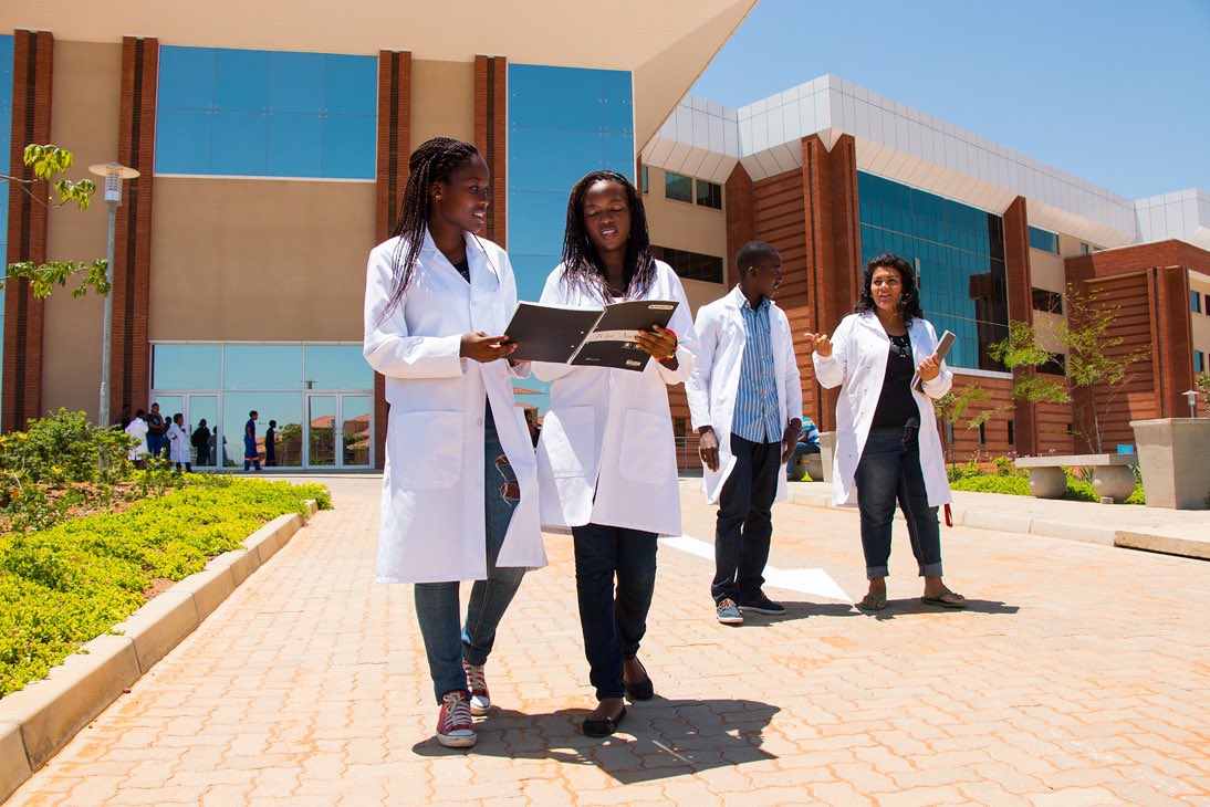 benjimk's tweet photo. Au Botswana, les étudiants universitaires sont payés 154 $ par mois pour aller à l'école.

Les citoyens du Botswana obtiennent des terres gratuites s'ils en font la demande lorsqu'ils ont plus de 18 ans.

Le pays est si sûr que même le président peut se promener sans sécurité.

Tous les citoyens reçoivent des soins de santé gratuits.