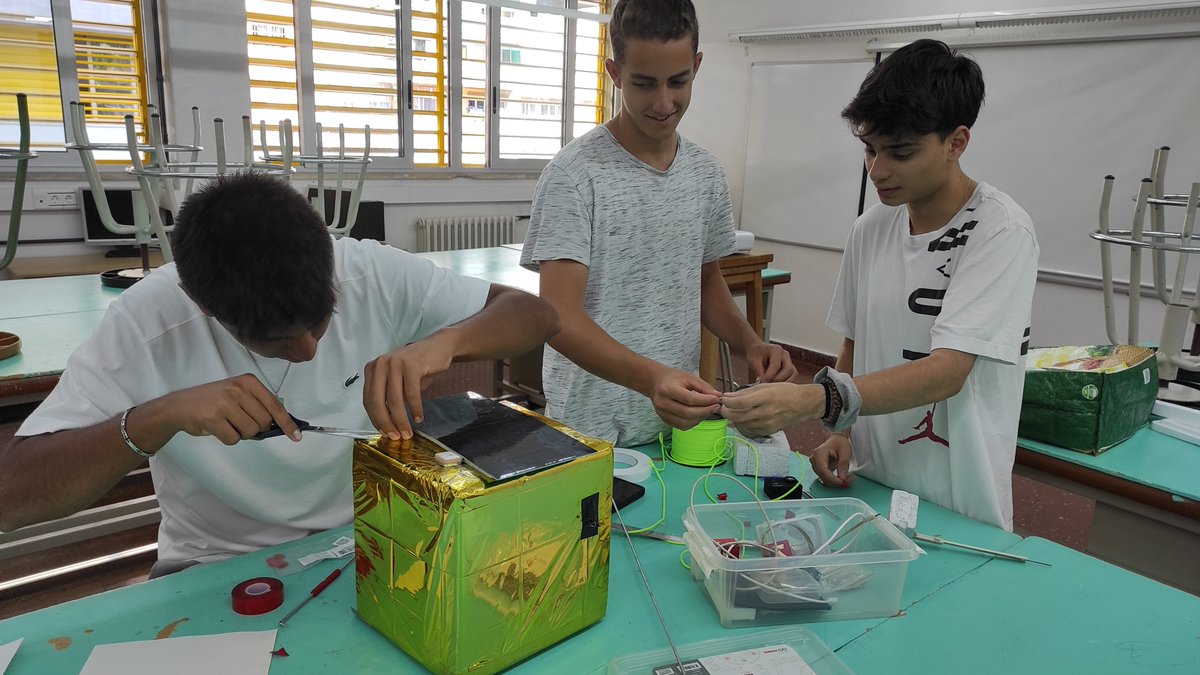 TecBellSpace's tweet photo. Enlairament definitiu: 16 de juny 🚀🛰️🪂
#crowdfunding mínim assolit - gràcies, cofinançadors/es🥰. A per l'òptim!
https://t.co/GPgoSMpSz9
Ultimant detalls tècnics. Ens anem sortint 
#HABCAT #STEAMcat #LHciència https://t.co/hFDsUOWf8e