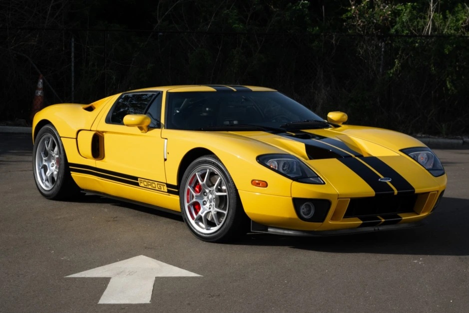 HixFordLee's tweet photo. Check out this 2006 #Ford GT for #ThrowbackThursday #TBT https://t.co/rc0MhssnSG