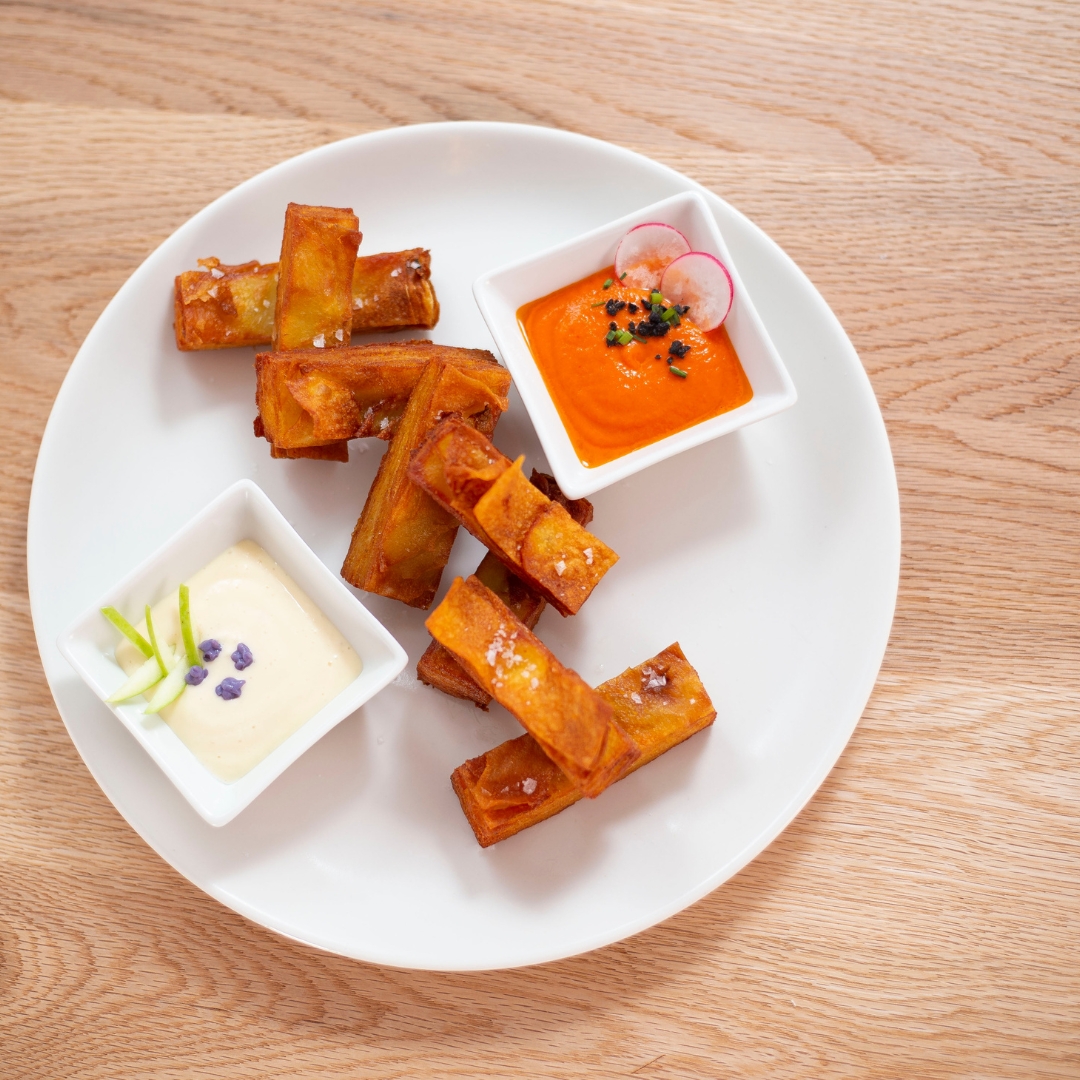 ZerisCoffee's tweet photo. Una delicia que no puedes perderte ¡Lingotes de patatas con salsas! 😋👌 Son unas Patatas bravas hojaldradas con alioli y brava que te harán volver por más. 😍 Y lo mejor de todo, ¡ven a probarlo a Zeri´s Food&amp;Drinks! 😎👏
#ZerisFoodAndDrinks #ElZerisDeLaPlaza #Cáceres https://t.co/bpXxctR0KT