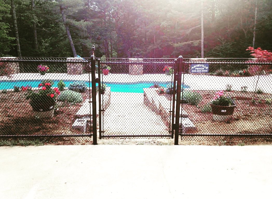 AshevilleFence's tweet image. 💦Pool Fence
Benefits at a glance:
Provides safety barrier
Can offer privacy, depending on style
Keeps children and/or pets in designated area
Adds aesthetic appeal
Versatile options
ashevillefence.com/pool-fences
#poolfencing #poolfences #fenceinstallations #freeestimates #avlfence