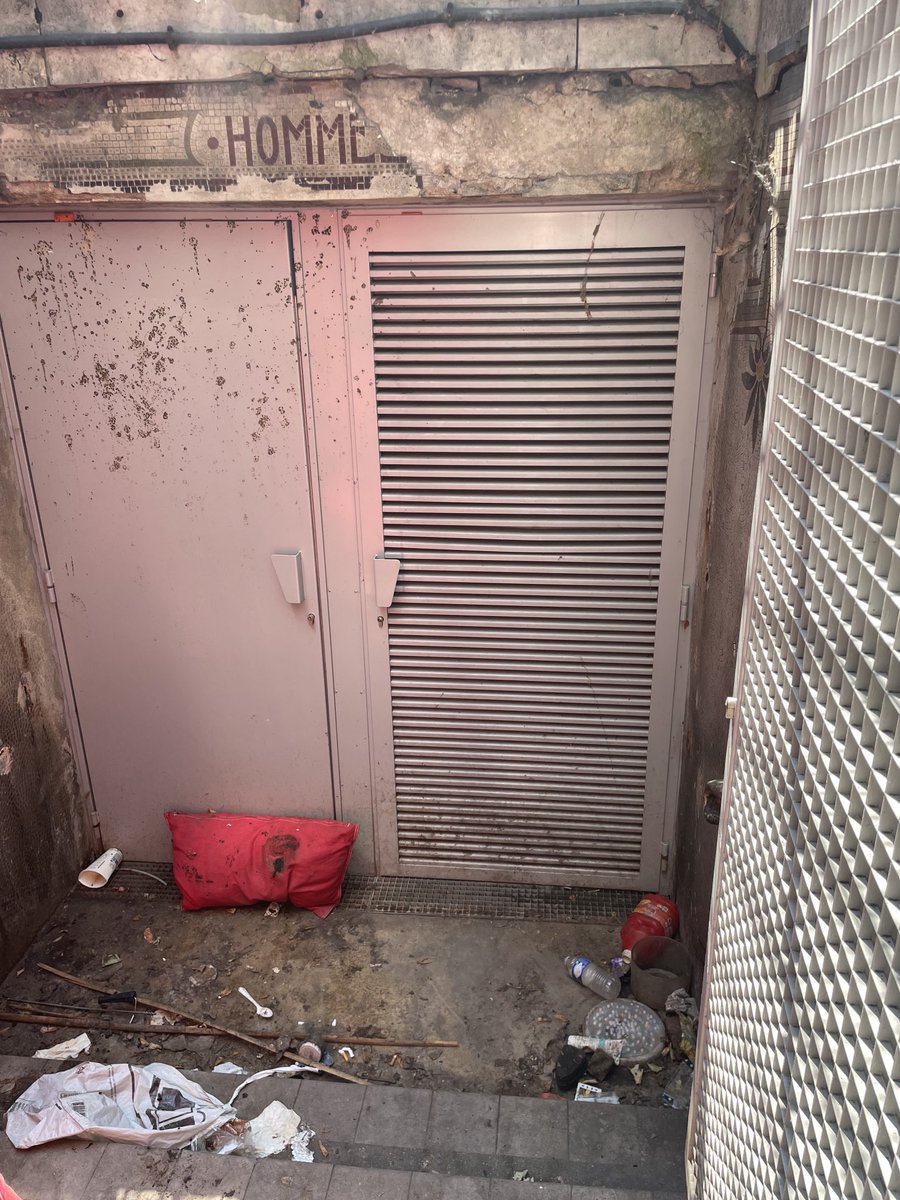 LECUYERCatherin's tweet photo. « Petit patrimoine » ou « patrimoine de proximité » en grand danger. Les mosaïques de la descente d’escalier des lavatories hommes se dégradent de jour en jours. Quelle désolation! A quand la restauration promise??! @karen_taieb #Paris8 #PlacedelaMadeleine https://t.co/rlkts50mA5