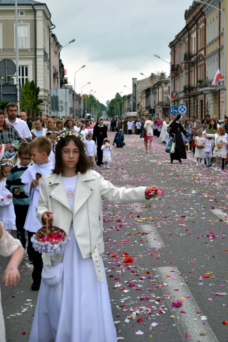 radiofara's tweet photo. #AbpAdamSzal: Mamy robić miejsce Chrystusowi w całym świecie, a najbardziej w naszym sercu – mówił metropolita przemyski do zgromadzonych na Eucharystii w Boże Ciało w Przemyślu.
ℹ️ https://t.co/Wn4t9Za4tN
📷 fot. Łukasz Sztolf https://t.co/xrTUopfdcn