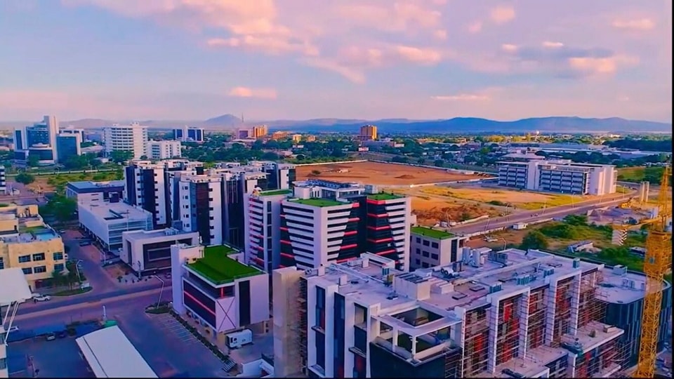 AfricaFactsZone's tweet photo. In Botswana, university students get paid $154 monthly to go to school.

Botswana's citizens get free land if they apply when they are above 18.

The country is so safe that even the President can walk around without security.

All citizens receive free healthcare. https://t.co/kNki3gEGtA
