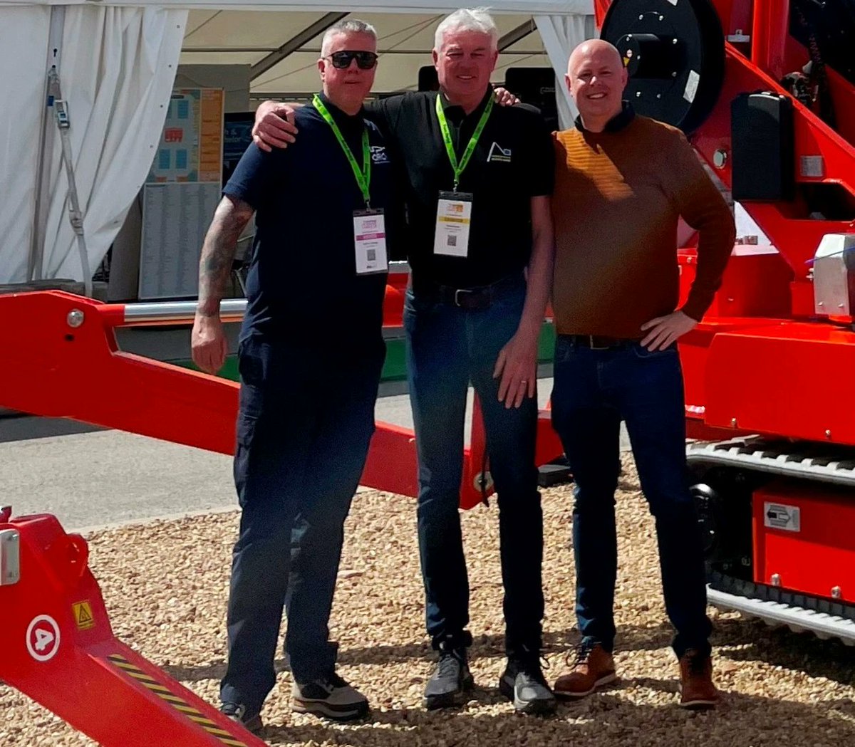 Orion took a 35m Easy Lift spider lift the first of six big Easy Lifts (hand over - L-R) Drew Coleman of Orion, Richard Martin of IA Sales and Simon Hunter of Orion. #event #show #networking #access #exhibit #tradeshow #vertikaldays #business #industryexperts #spiderlift #lift