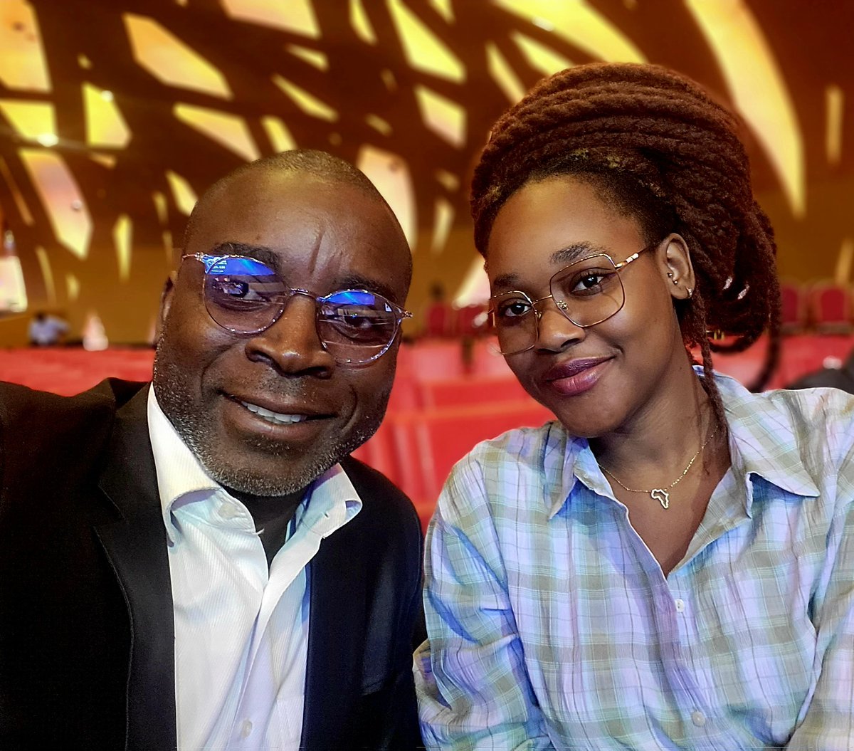 Le CEO de #ICT4DEV <a href="/Delmo225/">Jean-Delmas Ehui</a> et Mlle Charlette, experte en IA au #SASEN 
<a href="/Le_CI20/">Le #Ci20</a>
#Ci20 #Civ225 #sasen2023