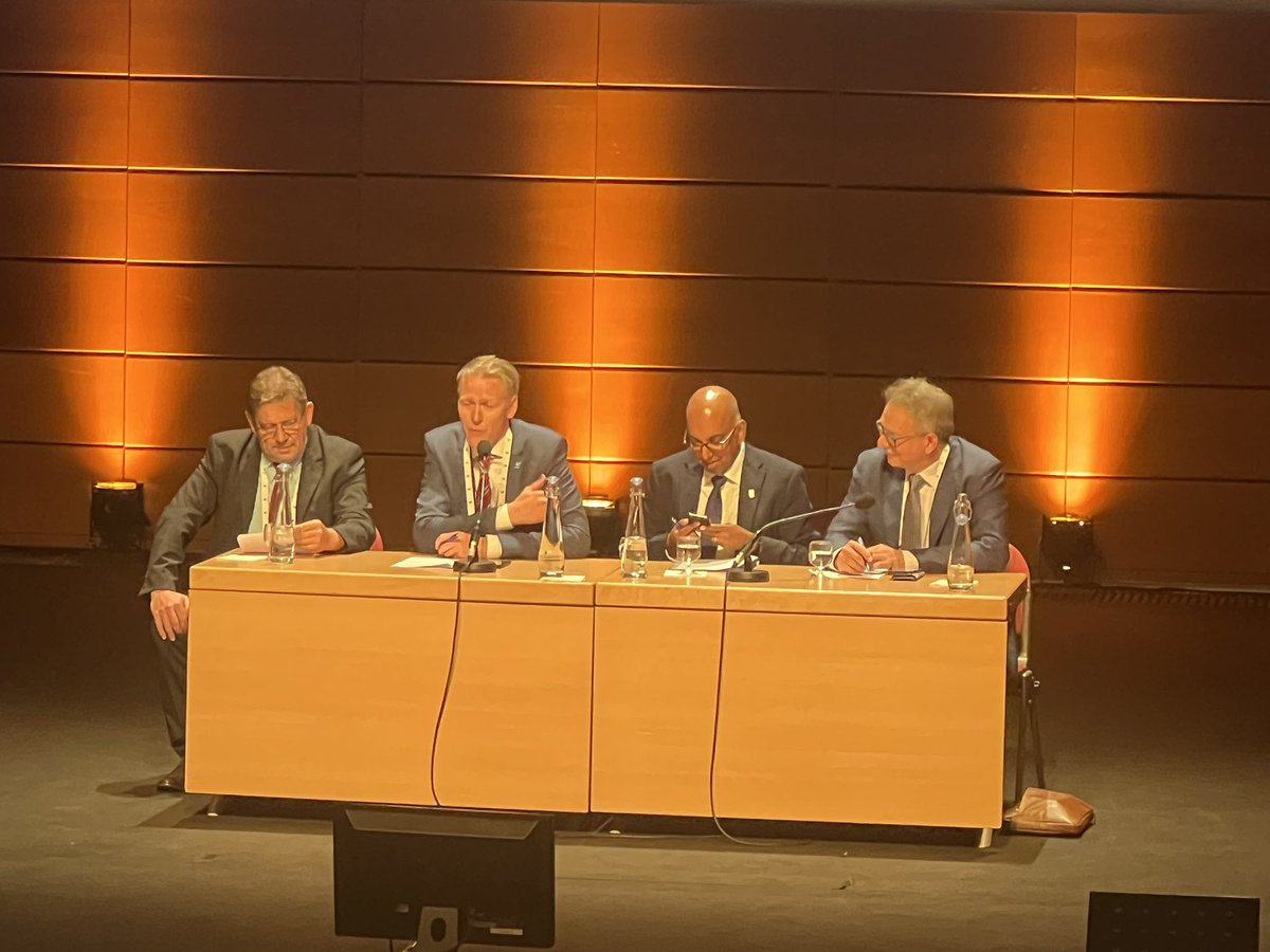 Champions League Session (4 coaches on the side line) - Special Note: @MarcBesselink apologizing for the only non-gendered chair panel (#willneverhappenagain) at @eahpba2023… that’s hpb surgery in 2023👍🏻